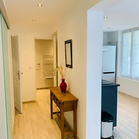 Brand New 2 Bedroom Located In The Center Of Apartment *