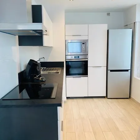 Brand New 2 Bedroom Located In The Center Of *