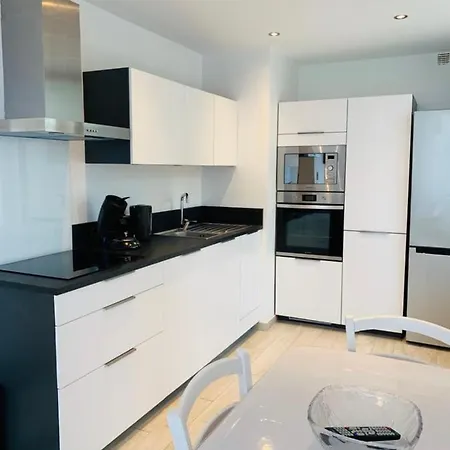 Apartment Brand New 2 Bedroom Located In The Center Of *