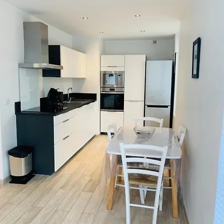 Brand New 2 Bedroom Located In The Center Of Apartment *
