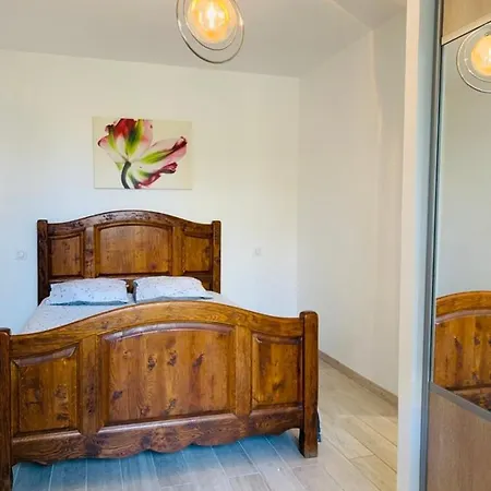 Brand New 2 Bedroom Located In The Center Of Apartment *